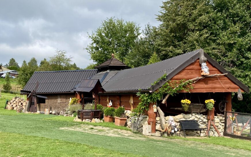 Rancho Bierna – konie, mini zoo i rodzinny wypoczynek w sercu Beskidów!