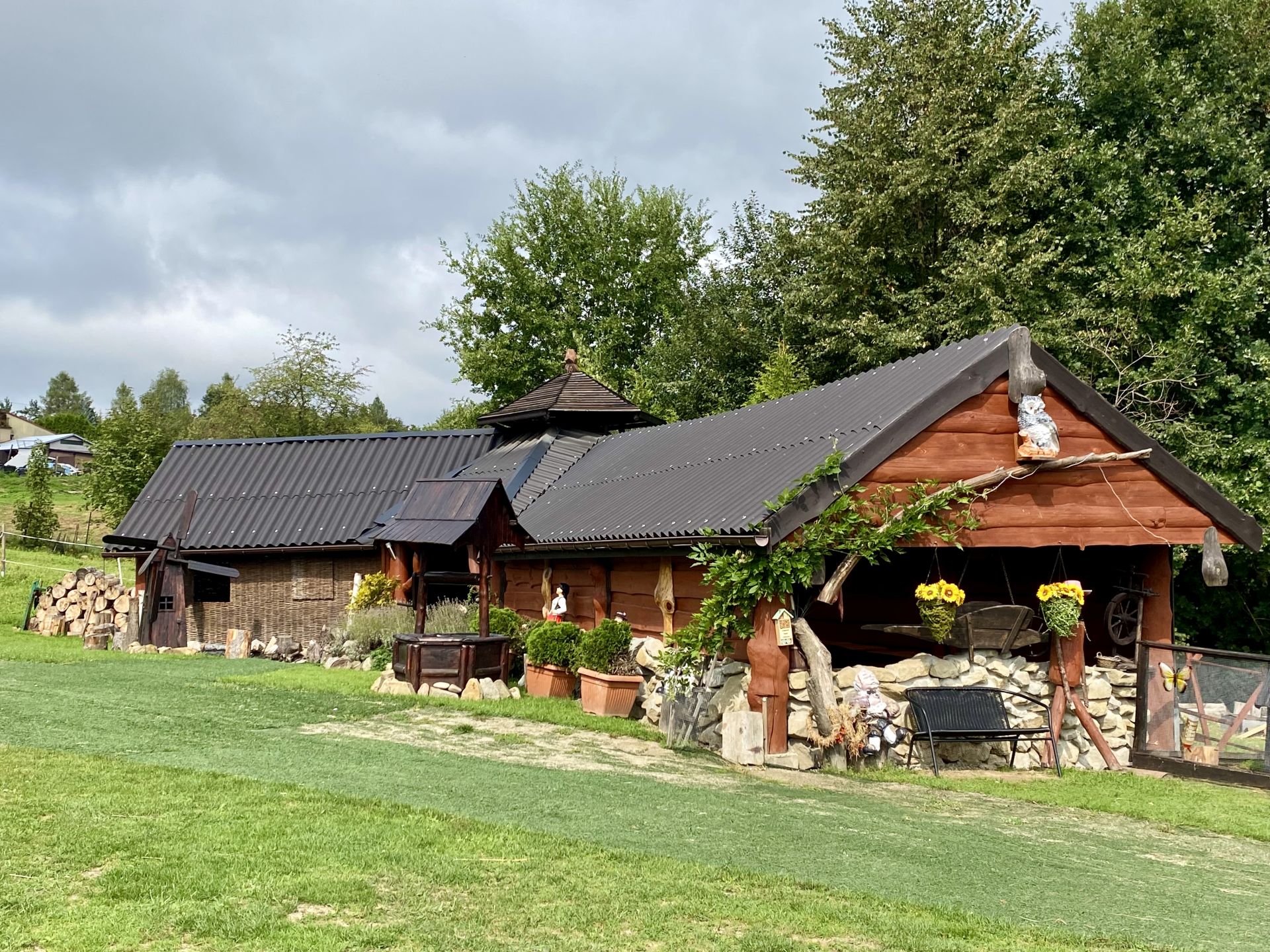 Rancho Bierna – konie, mini zoo i rodzinny wypoczynek w sercu Beskidów!